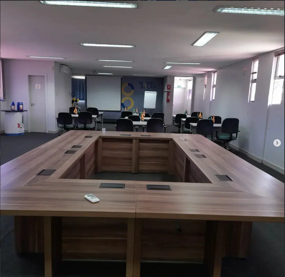 Sala de reunião com mesa montada
